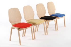 Die farbigen Sitzpolster werten nochmals auf